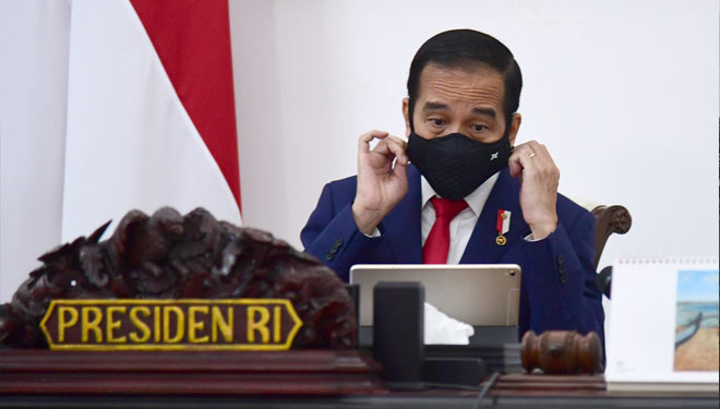 Presiden Joko Widodo saat akan memimpin Rapat Terbatas membahas Laporan Komite Penanganan Covid-19 dan Pemulihan Ekonomi Nasional secara daring dari Istana Merdeka, Jakarta, Senin (14/9). (Foto: presidenri.go.id) 