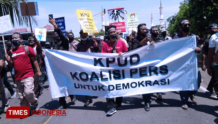 Suasana aksi unjuk rasa para jurnalis Indramayu di KPUD Indramayu.(Foto: Muhamad Jupri/TIMES Indonesia)