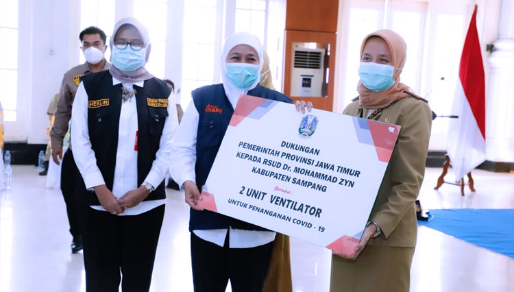 Gubernur Jatim Khofifah secara simbolis menyerahkan bantuan dua unit ventilator kepada RSUD di Bangkalan, Madura, Senin (14/9/2020). (FOTO: Dok. Pemprov Jatim) 