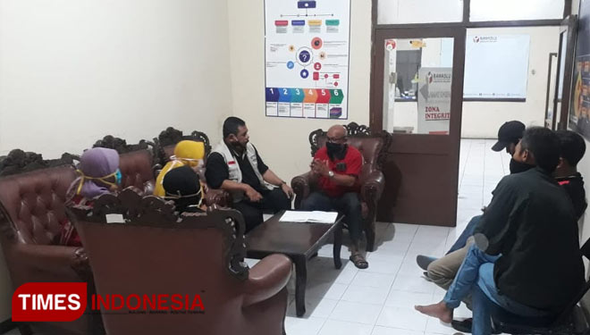 LIRA saat mendampingi warga melaporkan ke Bawaslu Kabupaten Malang. (Foto : LIRA for TIMES Indonesia)