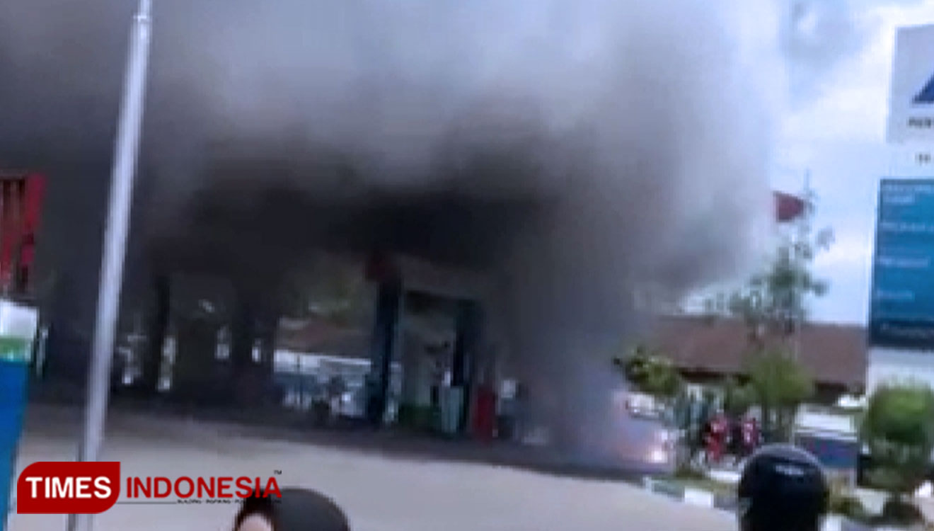 Motor milik salah seorang warga terbakar di SPBU Grujugan Bondowoso. (Foto: Moh Bahri/TIMES Indonesia)