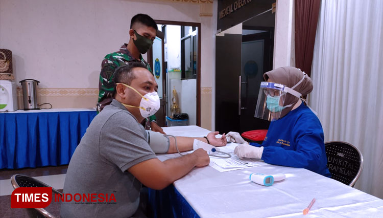 Bakal pasangan Ony-Antok tengah melakukan pemeriksaan kesehatan di RSAL dr Ramelan (FOTO: KPU Ngawi/TIMES Indonesia)
