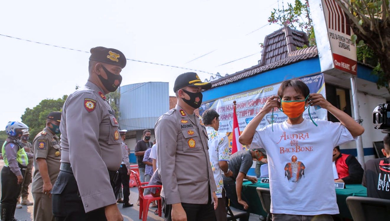 Operasi gabungan pendisiplinan memakai masker di Ringin Contong Jombang. (Foto: Humas Polres Jombang)