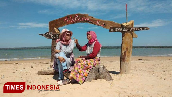 Panorama Pantai Keris Saat Dikunjungi Wisatawan Domestik. (FOTO: Warid/TIMES Indonesi)