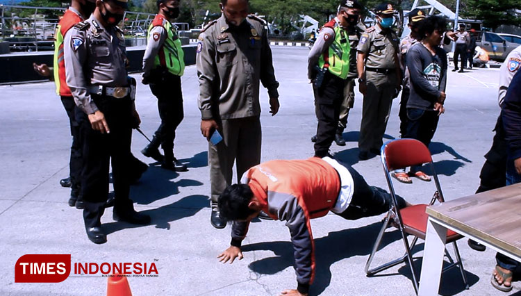 Petugas gabungan di Majalengka memberikan sangsi bagi warga yang tidak mengenakan masker. (Foto: Jaja Sumarja/TIMES Indonesia)