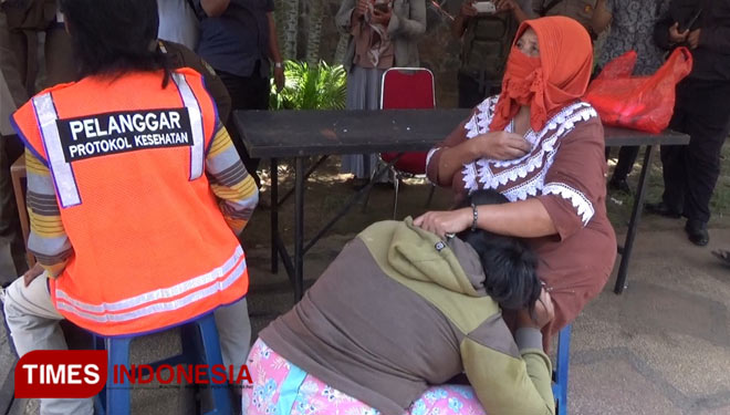 Razia penegakan disiplin pakai masker di Jalan dr. Soetomo, Kota Probolinggo. (FOTO: Happy/TIMES Indonesia)