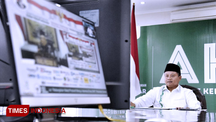 Wagub Jabar Uu Ruzhanul Ulum saat rakor Badan Wakaf Indonesia bersama Wapres RI Ma'ruf Amin melalui video conference di Rumah Dinas Wagub Jabar, Kota Bandung, Senin (14/9/2020). (FOTO: Humas Jabar for TIMES Indonesia)