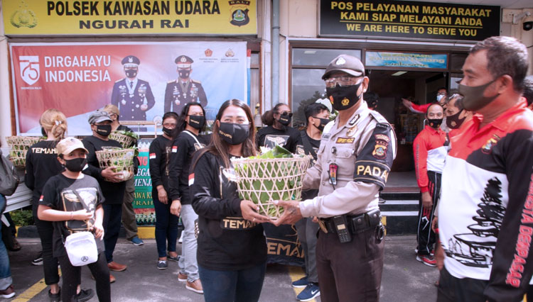 TEMANMU melakukan aksi kepedulian dengan membagikan Paket Sayuran di Bandara I Gusti Ngurah Rai, Bali. (Foto: Dok. Komunitas TEMANMU)