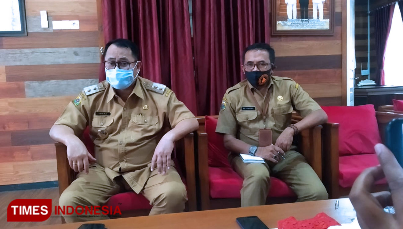 Wakil Bupati Bondowoso Irwan Bachtiar Rahmat (Kiri) didampingi Sekretaris Dinas BPBD Bondowoso, saat memberikan keterangan mengenai denda bagi warga yang tak bermasker (FOTO: Moh Bahri/TIMES Indonesia).