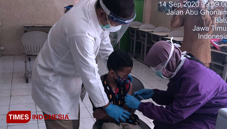 Puskesmas Bumiaji saat melaksanakan imunisasi terhadap siswa tiga SD di wilayah Kecamatan Bumiaji. (FOTO: Puskesmas Bumiaji for TIMES Indonesia)