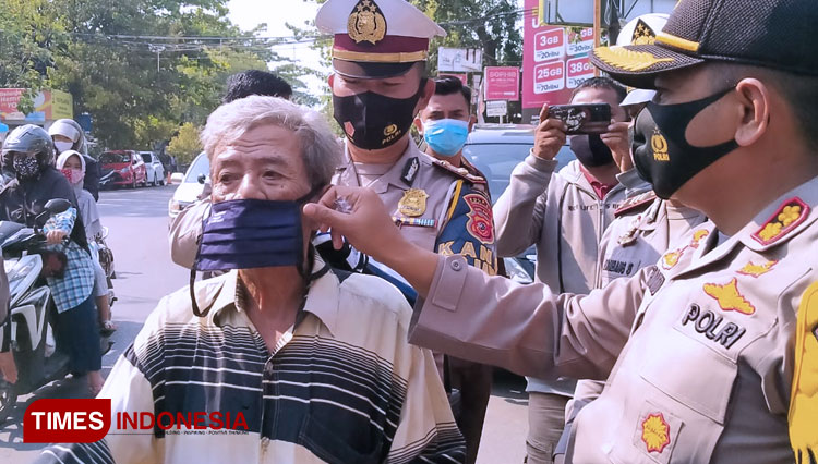 Anggota kepolisian ketika menggelar razia yustisi di wilayah Indramayu. (Foto: Muhamad Jupri/TIMES Indonesia)