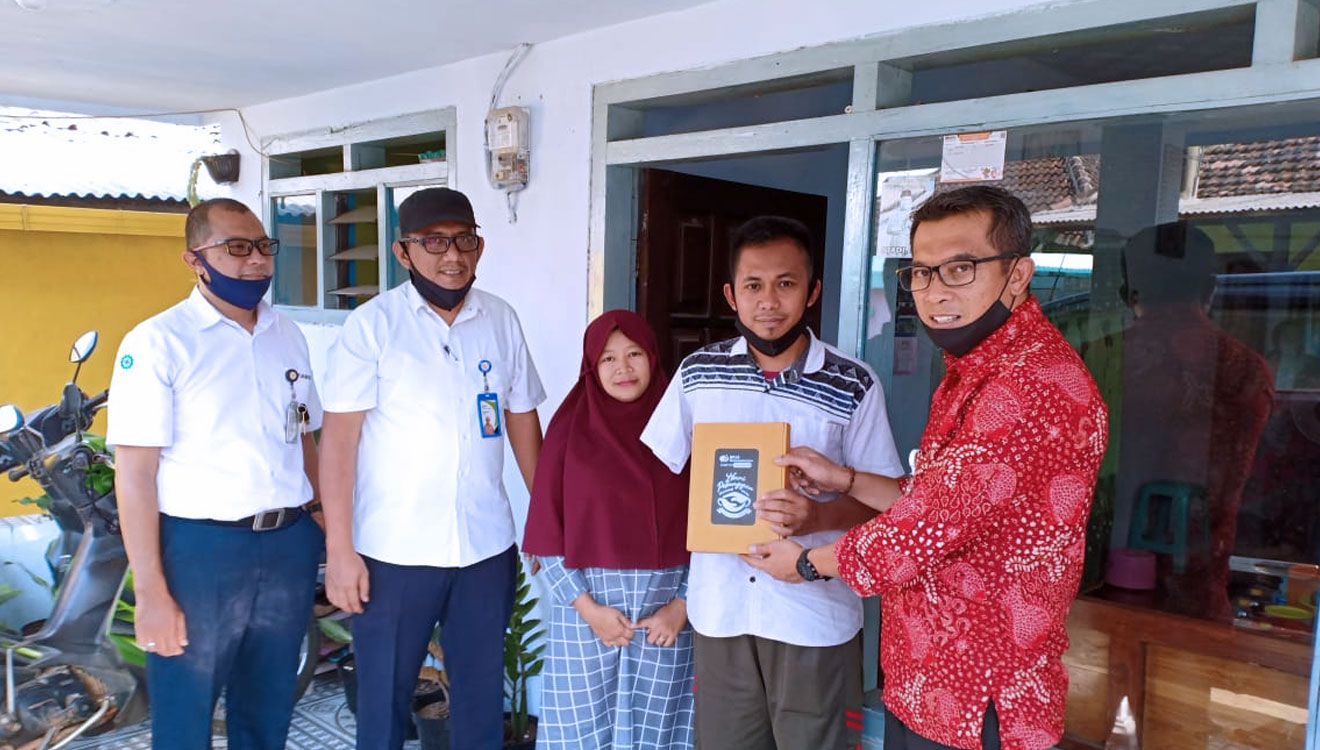 Kepala BPJS Ketenagakerjaan Cabang Malang saat berkunjung ke rumah peserta. (Foto: BPJAMSOSTEK)