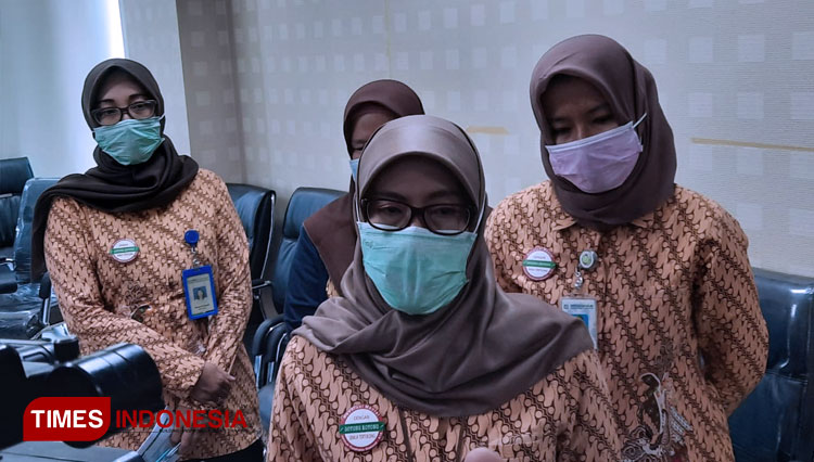 Kepala BPJS Kesehatan Cabang Soreang Kabupaten Bandung, dr Heni Riswanti (tengah), saat konferensi pers di Kantor BJS Kesehatan Cabang Soreang, Selasa (15/9/2020). (FOTO: Iwa/TIMES Indonesia)