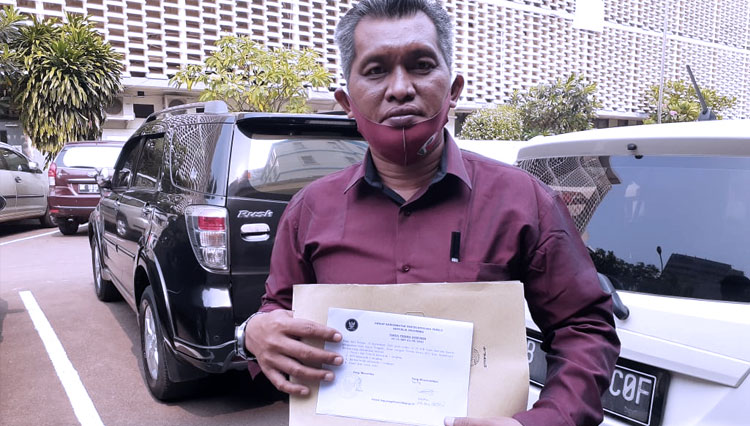 Koordinator Koalisi Pers Untuk Demokrasi Indramayu, Ihsan Mahfudz, saat menunjukkan berkas yang akan diserahkan ke DKPP. (FOTO: Ihsan Mahfudz)