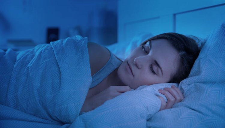 ILUSTRASI - Mematikan Lampu Saat Tidur. (FOTO: Shutterstock)