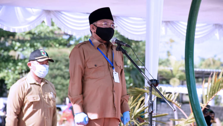 Bupati Lombok Utara Najmul Akhyar memimpin jalannya apel siaga dalam rangka pelaksanaan penegakan hukum disiplin protokol penanganan Covid-19. (FOTO: HumasPro KLU)
