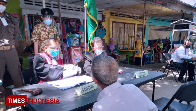 Petugas gabungan Operasi Yustisi Menyidang di tempat warga yang tidak memakai masker di jalan raya Garum Kecamatan Garum Kabupaten Blitar, Selasa(15/9/2020). (FOTO: Sholeh/TIMES Indonesia)