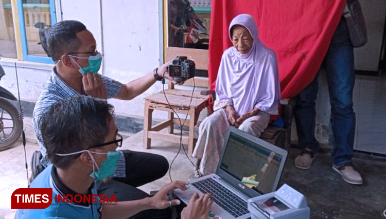 Petugas Dispendukcapil Jember melakukan perekaman e-KTP di salah satu rumah warga penyandang difabel. (Foto: Humas Pemkab Jember for TIMES Indonesia)