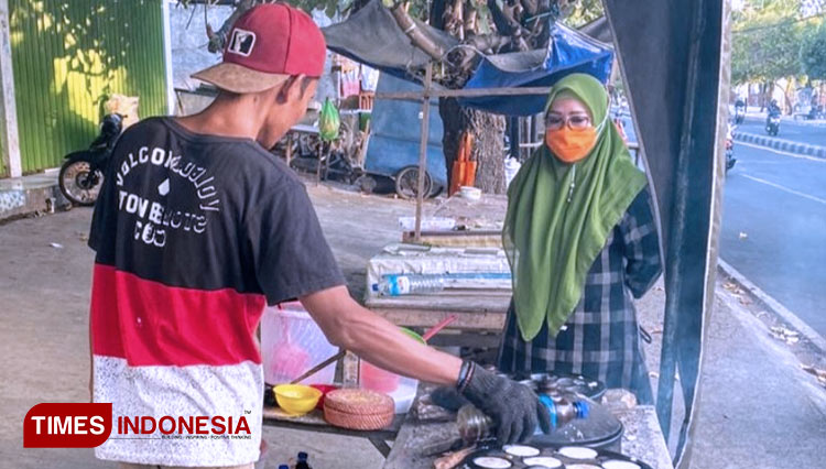 Bakal Calon Wali Kota Mataram, Hj Putu Selly Andayani saat berinteraksi dengan pedagang kue Serabi.(FOTO: Tim Selly-Manan)