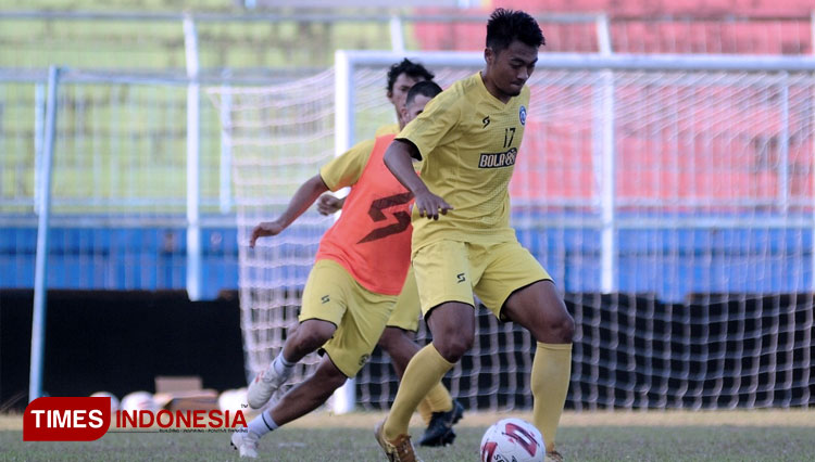 Rizky Dwi Febrianto saat berlatih bersama Arema FC. (FOTO: Ovan/TIMES Indonesia)