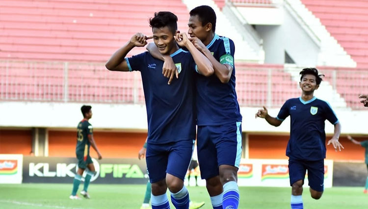 Rizky Putra Utomo (depan), merayakan gol yang diciptakannya saat masih memperkuat Persela U20 di Elite Pro Academy Liga 1 musim lalu. (FOTO: Instagram Persela U20)