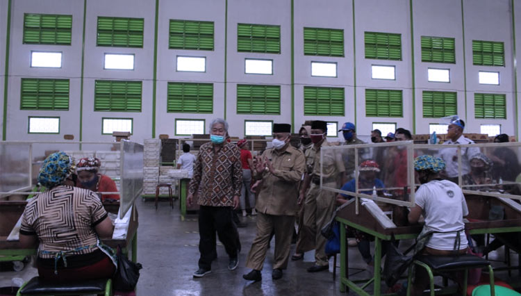 Bupati Malang HM Sanusi, saat meninjau protokol kesehatan Pabrik MAL. (Foto: Humas Pemkab Malang)