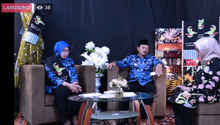 Wali Kota Madiun H Maidi dan Ketua Dekranasda Kota Madiun Yuni Maidi menjadi narasumber talkshow. (Foto: Capture Video Diskominfo Kota Madiun/TIMES Indonesia)