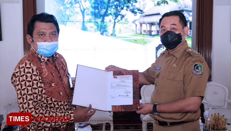 Penyerahan bantuan dari Ketua RKIH Provinsi Jatim, Erwin Leonard Silitonga kepada Wakil Bupati Banyuwangi Yusuf Widiatmoko (FOTO: Rizki Alfian/TIMES Indonesia)