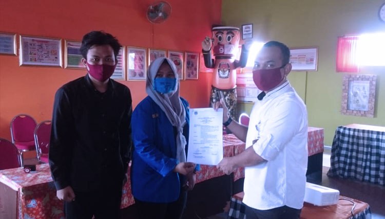 Zida Zumrotun Nafishah, Kopri PC PMII Blitar Raya menyerahkan berkas syarat pemantauan ke kantor Komisi Pemilihan Umum (KPU) Kota Blitar, Selasa (15/9/2020). (Foto: Kopri PC PMII)