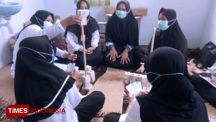 Para bidan di Kecamatan Umbulsari, Jember tengah menjalani pelatihan Emo Demo untuk menekan kasus balita stunting. (Foto: Dody Bayu Prasetyo/TIMES Indonesia)