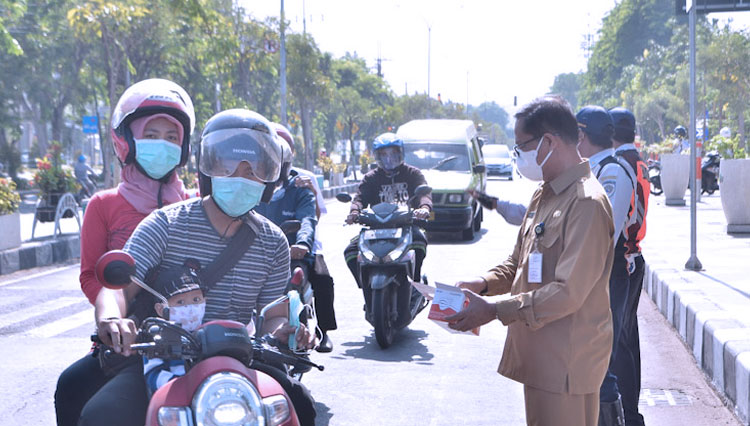 Pemkab Gresik saat membagikan masker di depan Kantor Halaman Bupati Gresik (Foto: Akmal/TIMES Indonesia)