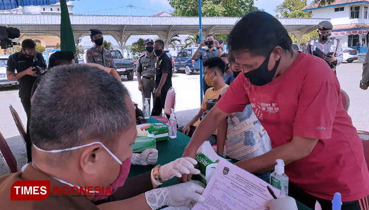 Suasana saat penertiban protokol kesehatan masyarakat yang tak pakai masker oleh tim disiplin satgas Covid-19 Pacitan. (FOTO: Rojihan/TIMES Indonesia)