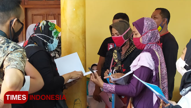 Para nasabah AJB Bumiputera menyiapkan berkas untuk menagih klaim asuransi di kantor cabang Lamongan, Rabu (16/9/2020). (FOTO: MFA Rohmatillah/ TIMES Indonesia)