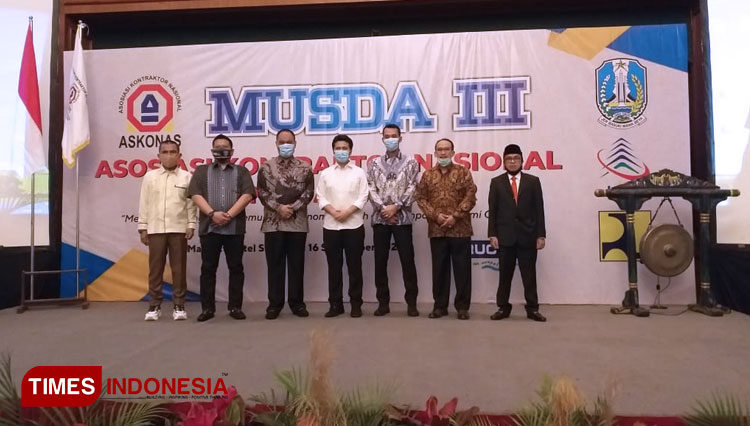 Wakil Gubernur Jawa Timur, Emil Elistianto Dardak (Tengah) bersama jajaran pengurus ASKONAS. (Foto: Inntan Wulandari/TIMES Indonesia)