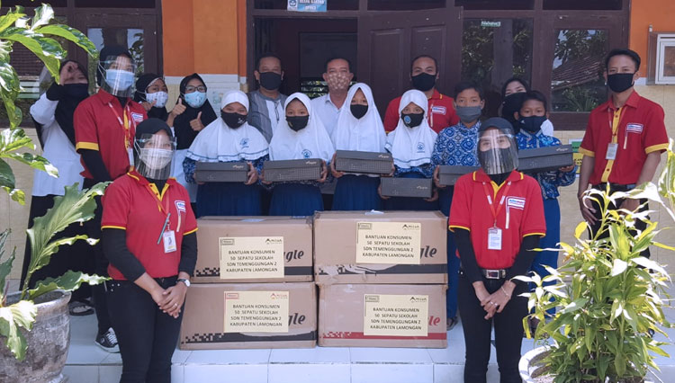 Penyaluran 200 pasang sepatu dari Alfamart untuk siswa-siswi di Kabupaten Lamongan. (Foto: Alfamart)