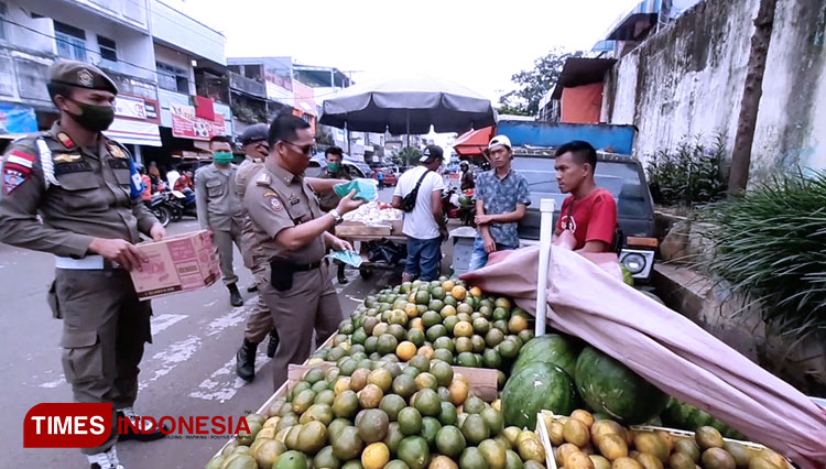 Anggota Pol PP razia masyarakat yang tidak menggunakan masker (Foto: Asnadi/TIMES Indonesia) 