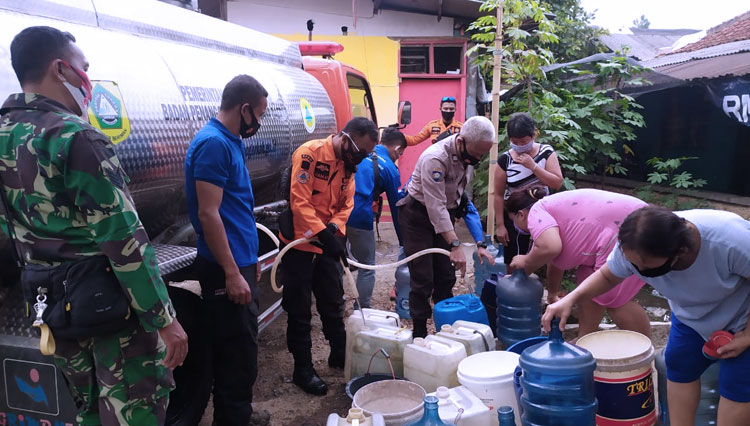 BPBD Kabupaten Bogor bersama TNI dan Polri mendistribusikan bantuan air bersih. (Foto: Dok. BNPB)