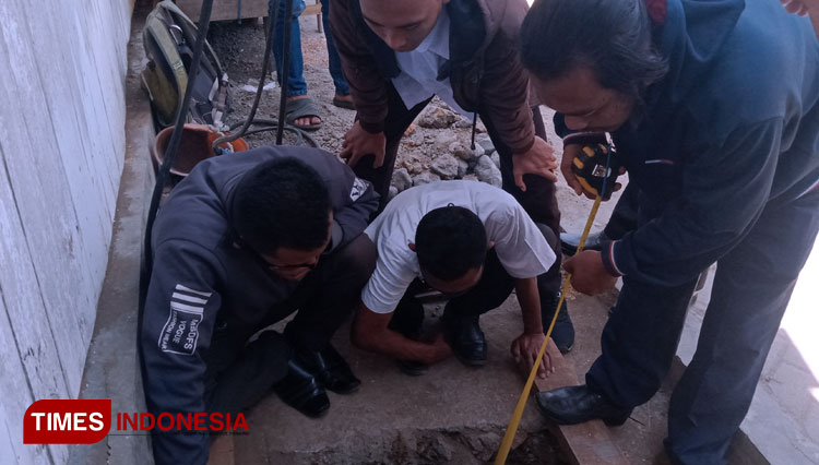 Tim dari BPCB Jawa Timur saat melakukan kajian penemuan struktur bata kuno di Desa Alas Sumur Kecamatan Pujer Bondowoso (Foto: Moh Bahri/TIMES Indonesia).