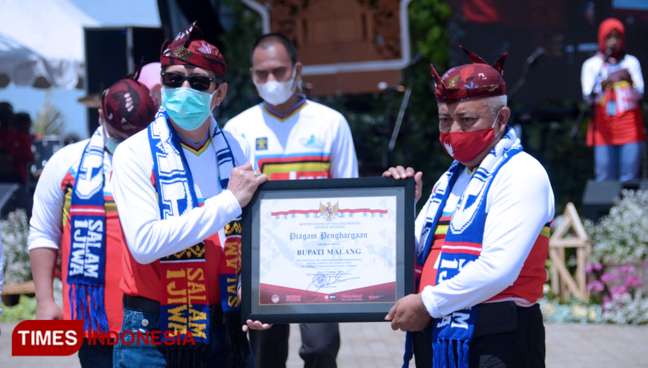 Bupati Malang HM Sanusi saat menerima penghargaan dari Menkumham RI Yasonna H Laoly. (Foto: Aditya Hendra / TIMES Indonesia)