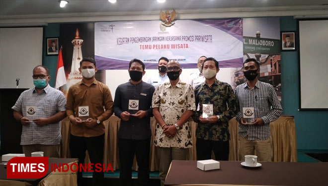 Suasana foto bersama Ketua BPD PHRI DIY, Deddy Pranowo (ketiga dari kanan) dengan pelaku usaha wisata (FOTO: Ros In Hotel Yogyakarta for TIMES Indonesia) 