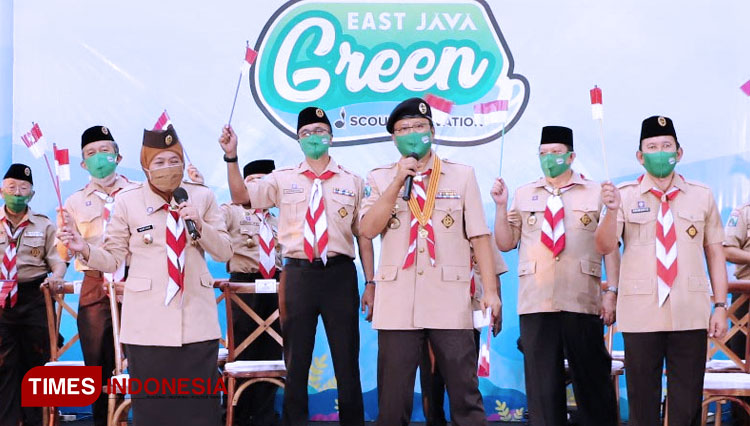 Gubernur Jatim Khofifah menyanyi bersama Gus Ipul saat acara East Java Green Scout Innovation Pramuka Kwartir Daerah Jawa Timur di Hotel Singgasana Surabaya, Selasa (15/9/2020). (Foto: Lely Yuana/TIMES Indonesia) 