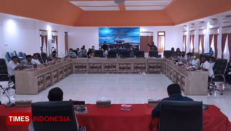 Suasana Hearing antara DPRD, Pemda dan CPNS Morotai di Ruang Sidang DPRD Pulau Morotai. (Foto: Abdul H Husain/TIMES Indonesia)