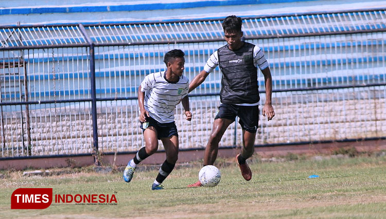 Jibril (jersey putih) mendapat kawalan ketat dari seniornya, M. Zaenuri, pada salah satu sesi latihan Persela Lamongan di Stadion Surajaya. (FOTO: MFA Rohmatillah/ TIMES Indonesia)