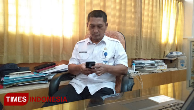 Kepala Dispendukcapil Gresik, Khusaini saat berada di ruang kerjanya (Foto: Akmal/TIMES Indonesia).