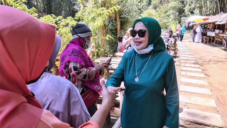 Bacabup Malang Hj Lathifah Shohib saat menyapa masyarakat. (Foto : Tim LADUB for TIMES Indonesia)