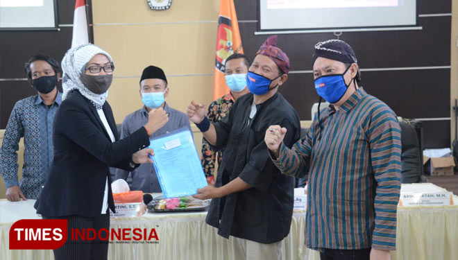 Malang Jejeg saat daftar Pilbup Malang 2020 ke KPU. (Foto : Aditya Hendra / TIMES Indonesia)