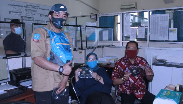 Salah satu anggota Mapara saat membagikan masker ke akademisi Ubhara (Foto: dok Mapara)
