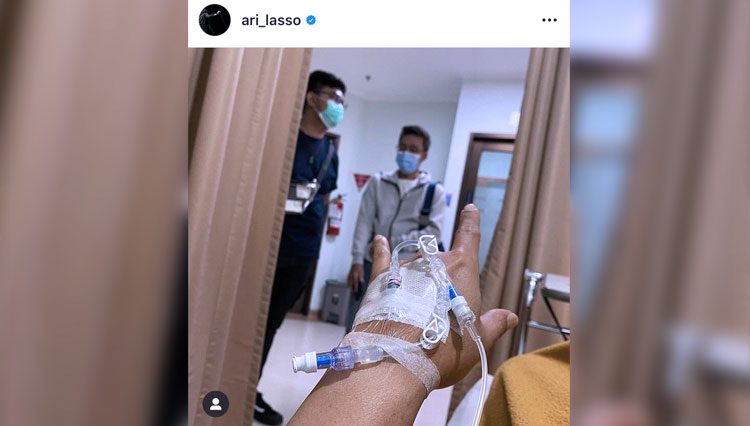 Musisi Ari Lasso terlihat sedang terbaring di Rumah Sakit. (Foto: Instagram @Ari_Lasso)