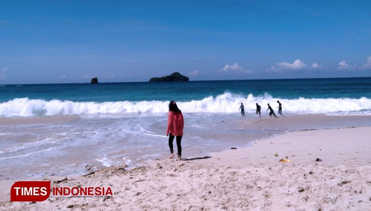 Ombak di Pantai Sendiki. (Foto: Chatelia Noer Cholby/TIMES Indonesia)