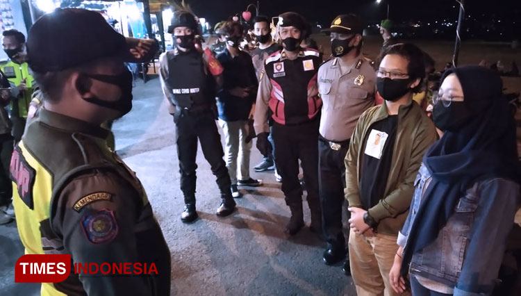 Petugas gabungan saat menindak pelanggar Protokol Kesehatan di deretan PKL yang ada di belakang Balai Kota Batu. (Foto: Muhammad Dhani Rahman/TIMES Indonesia)